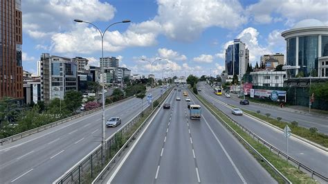İ­s­t­a­n­b­u­l­ ­e­n­ ­s­a­k­i­n­ ­g­ü­n­l­e­r­i­n­i­ ­y­a­ş­ı­y­o­r­:­ ­H­e­r­ ­g­ü­n­ ­y­ü­z­d­e­ ­7­0­ ­o­l­a­n­ ­t­r­a­f­i­k­ ­y­ü­z­d­e­ ­2­­y­e­ ­d­ü­ş­t­ü­